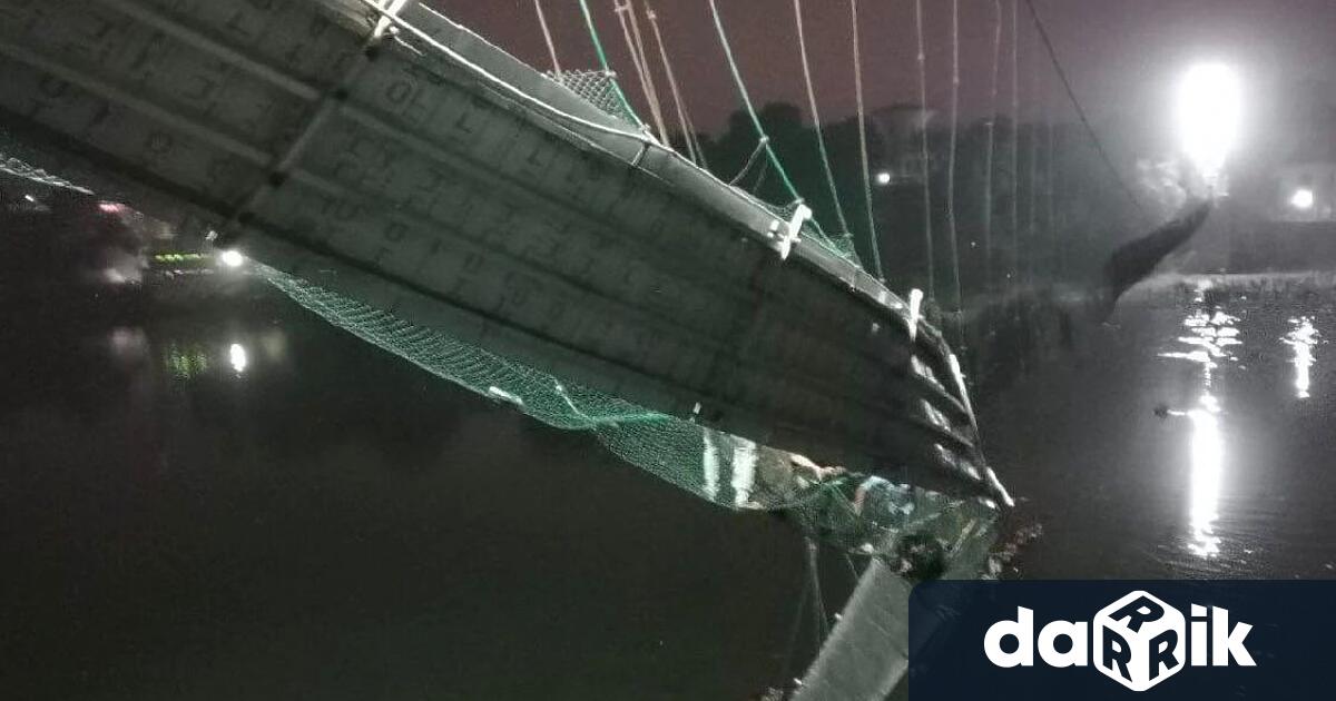 Най-малко 141 души загинаха при срутването на висящ пешеходен мост