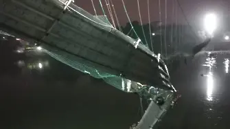 Над 140 души загинаха при срутване на мост в Индия (видео и снимки)