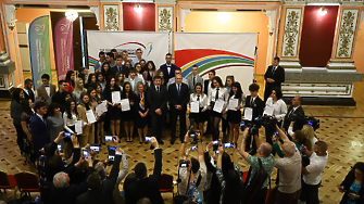 Президентът Румен Радев връчи отличията на младежите постигнали златно и