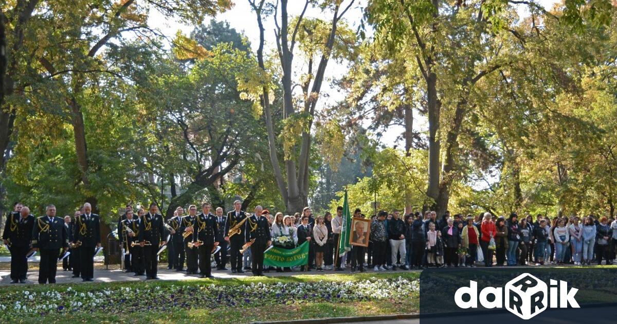 С военен ритуал и поднасяне на венци и цветя пред