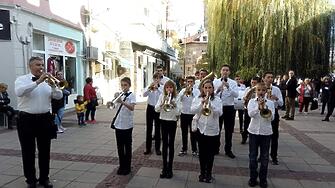 Детският общински духов оркестър поведе шествието в Дупница по повод