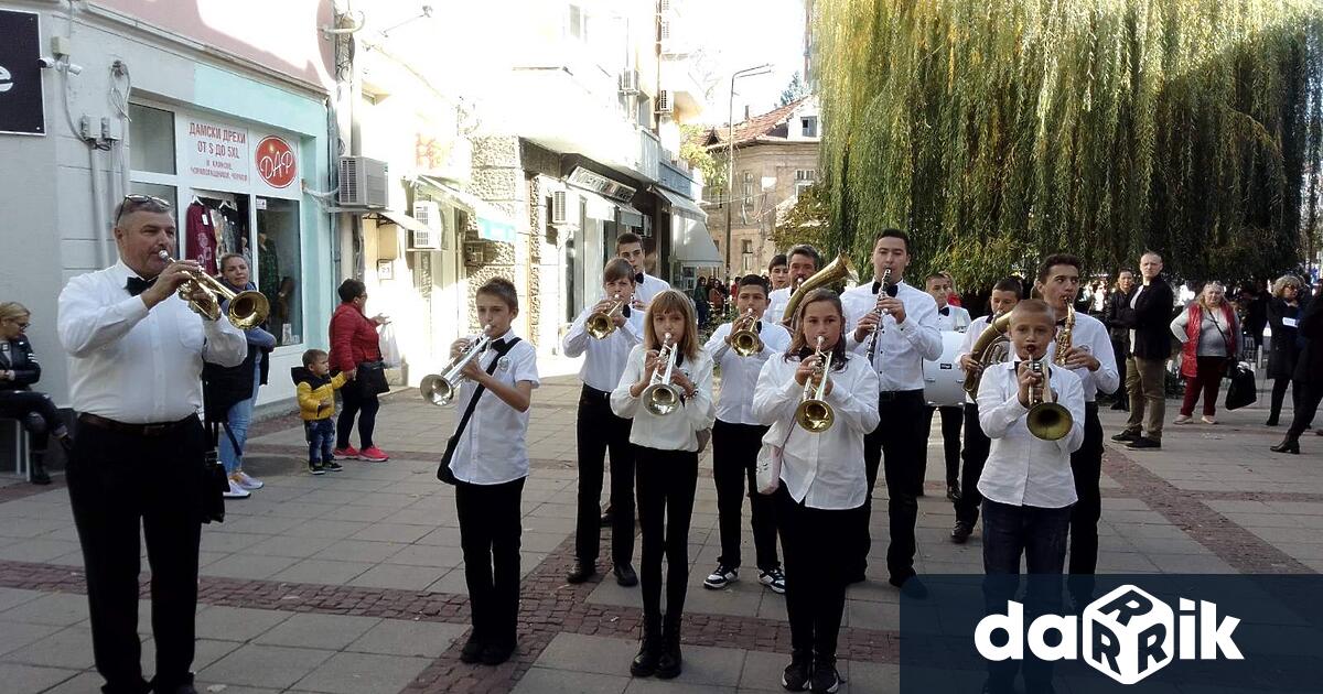 Детският общински духов оркестър поведе шествието в Дупница по повод