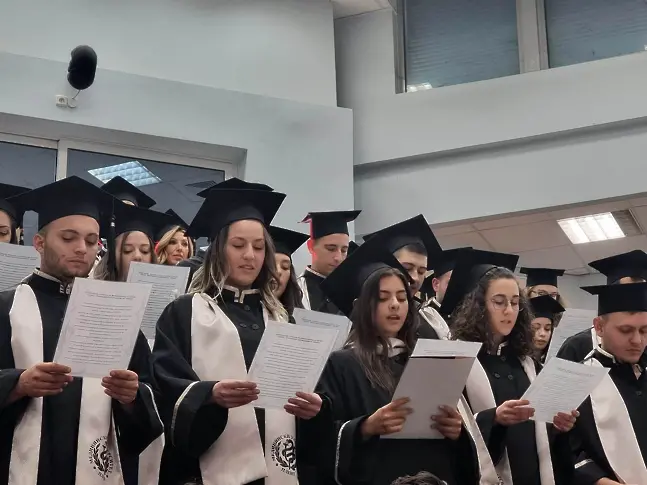 Бакалаври и магистри от Випуск 2022 на МУ-Плевен получиха официално дипломите си