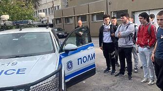 Възпитаници на Природо математическата гимназия гостуваха на полицаи в Кюстендил Преди професионалния