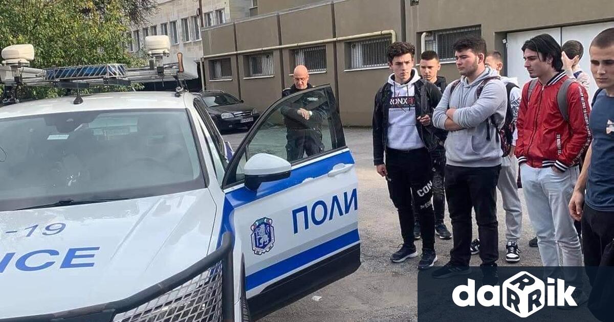 Възпитаници на Природо-математическата гимназия гостуваха на полицаи в Кюстендил.Преди професионалния