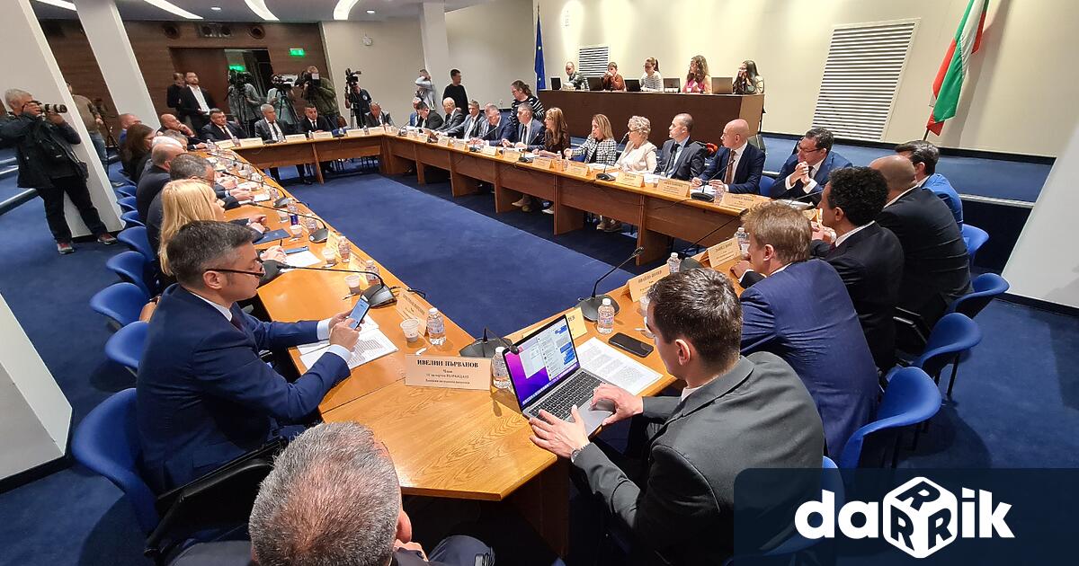 С гласовете на депутатите от ГЕРБ, Продължаваме промяната, ДПС и