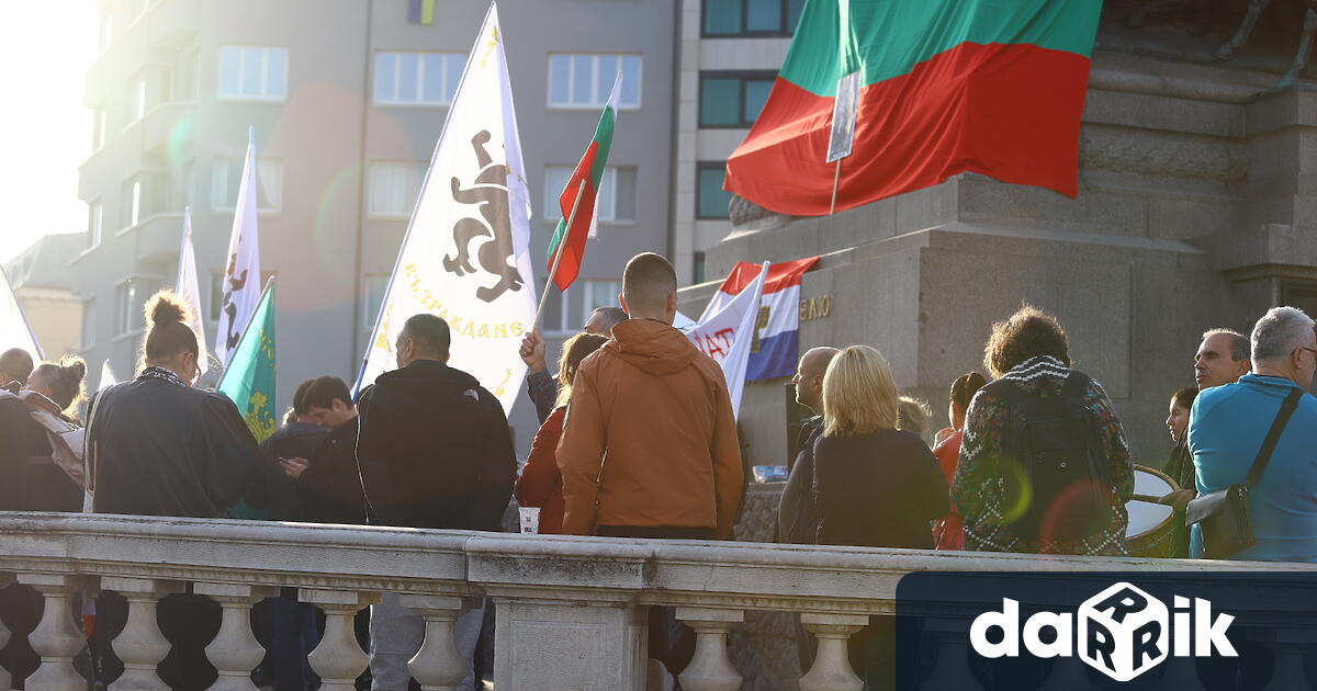 Множество депутати от Възраждане“ и техни поддръжници се събраха пред