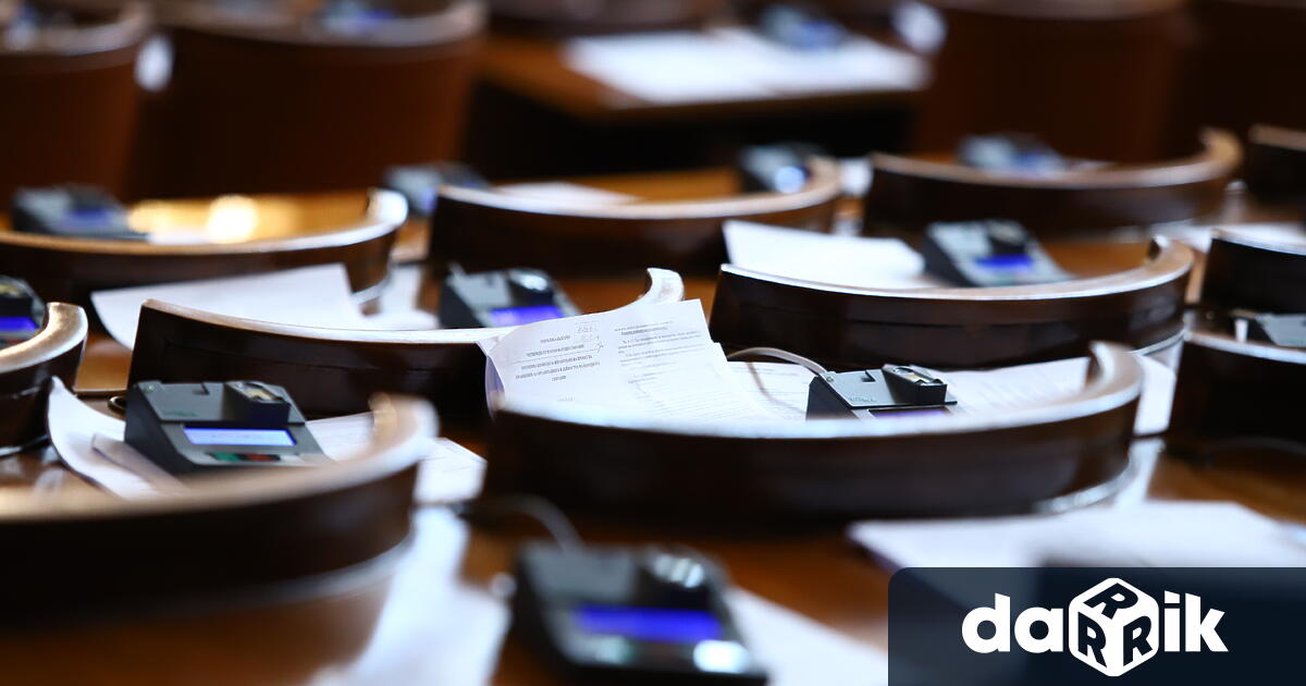 Граждани протестират срещу предложението да бъде върната хартиената бюлетина. Те