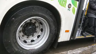 Трима пътници пострадаха при рязко спиране на автобус в София