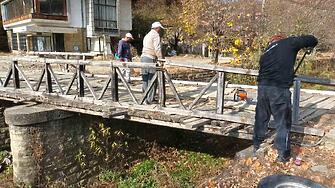 Започна ремонтна силно компрометираните дървени конструкции на моста по дължината