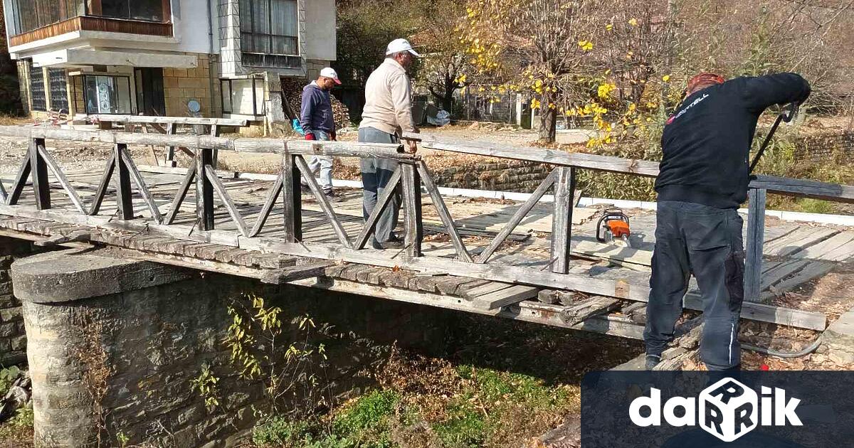 Започна ремонтна силно компрометираните дървени конструкции на моста по дължината