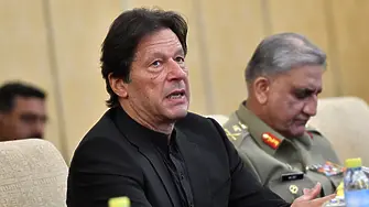 Бившият премиер на Пакистан бе ранен при стрелба по конвоя му