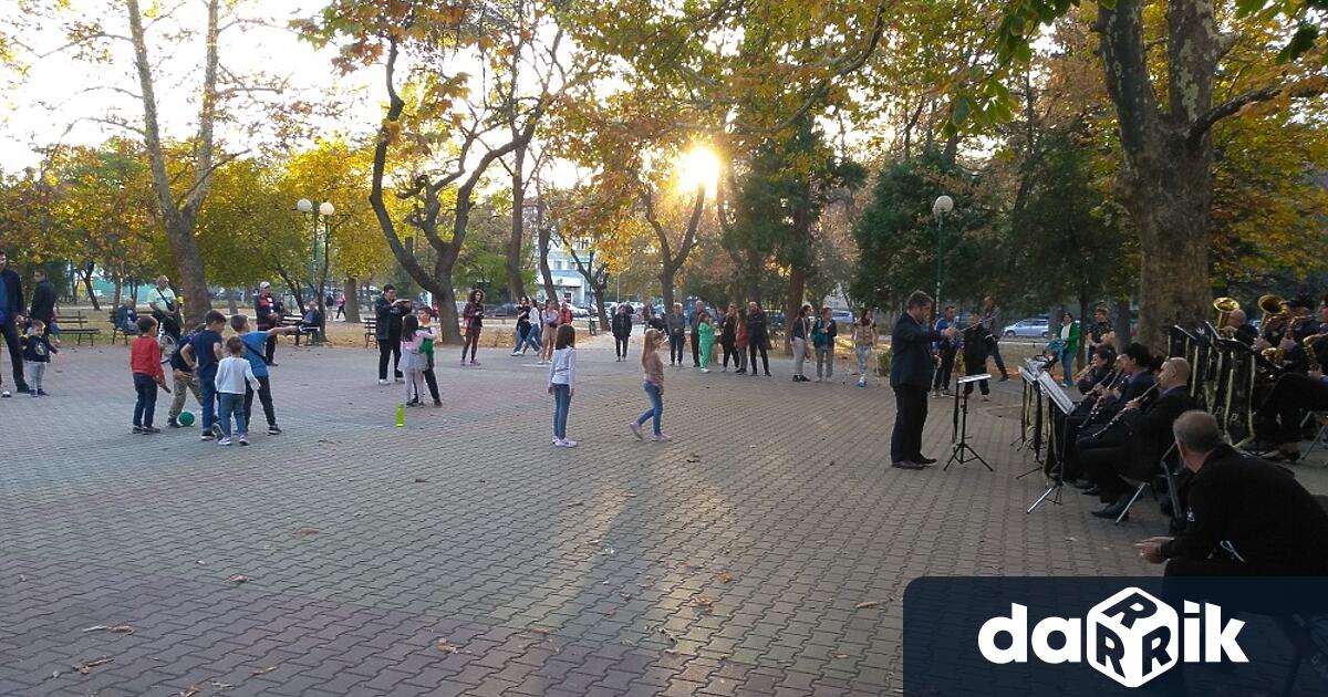 Под звуците на популярни мелодии жителите и гостите на Район
