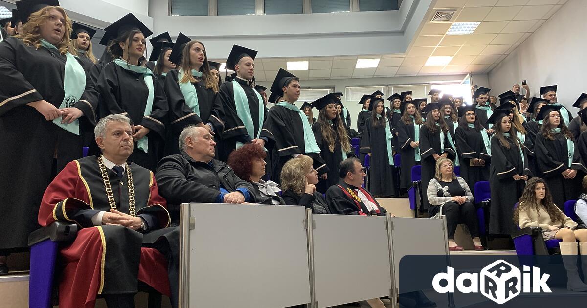 “В днешния празничен ден вие сте дипломанти на Випуск 2022