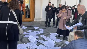 С протоколи по сградата на НС: Граждани протестират срещу хартиената бюлетина