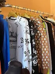 Полицията конфискува дрехи без лиценз от два магазина в Лом