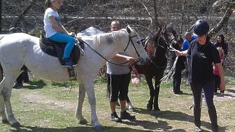 Конно състезание събира стотици ездачи в асеновградското село Червен Стартът