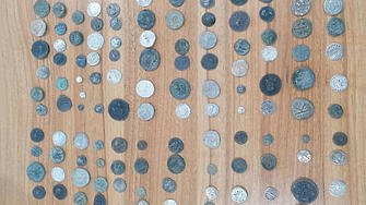372 старинни монети са открити при проверката на товарен автомобил