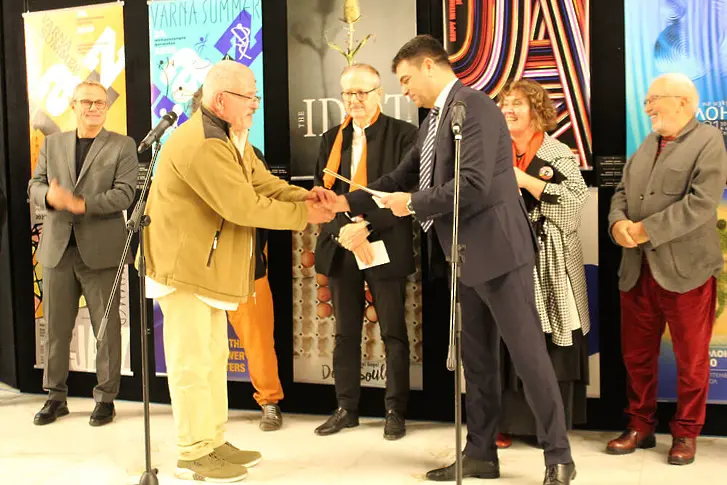 Наско Атанасов с наградата за плакат от Димитровград 