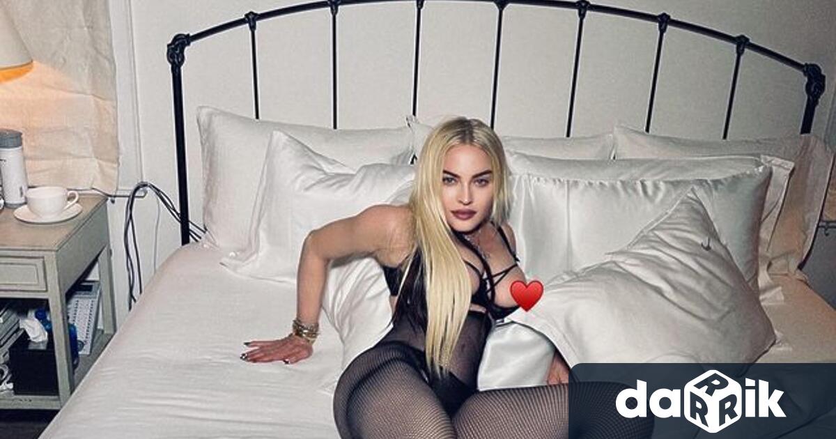 Мадона сподели видео, на което туърква и подскача по бельо.