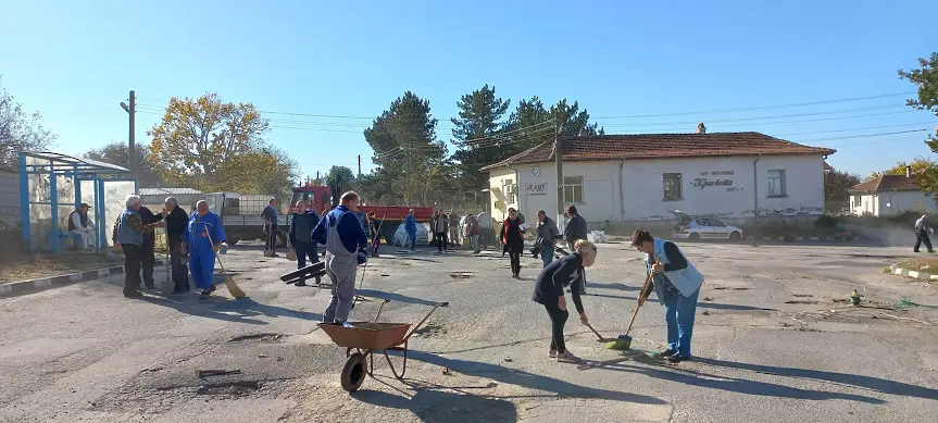 Жители на варненско село сами си запълват уличните дупки
