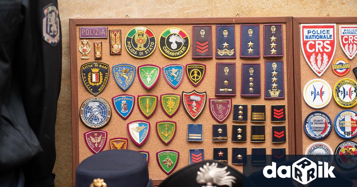 Колекция от над 1000 полицейски емблеми от цял свят показва