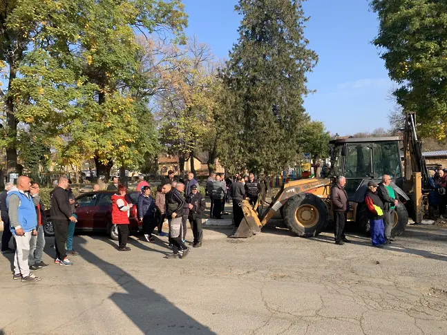 Хората в Славяново излязоха на протест с настояване за ремонт на републикански път, преминаващ през града