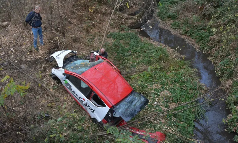 Автомобил падна в дере край Е-80 до Хасково