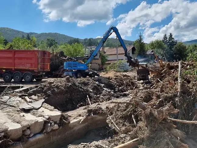 От Карлово искат помощ от МЗ за безплатните дърва, събрани след наводненията