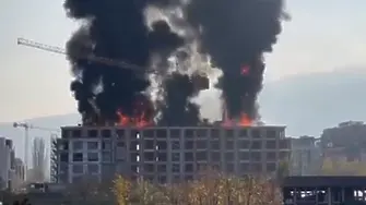 Сграда в строеж се запали в София (видео)