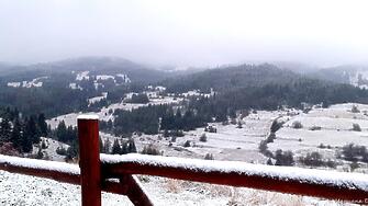 Сняг падна тази нощ по високопланинските села на община Родопи