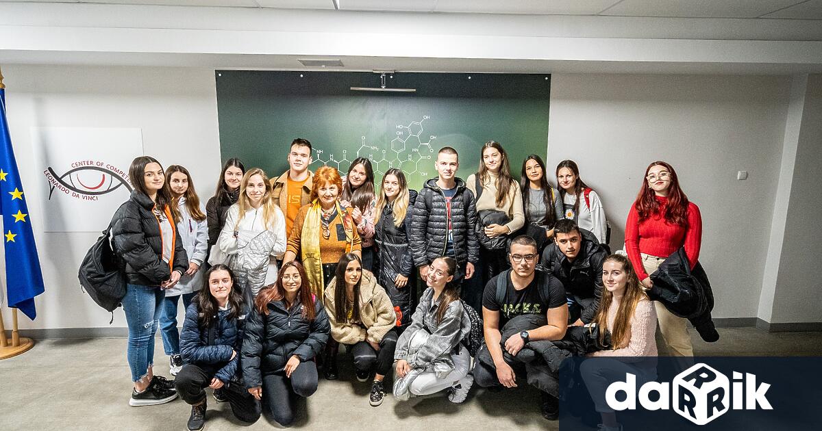 Ученици от XI-тиклас на профилираните паралелки по биология и химия