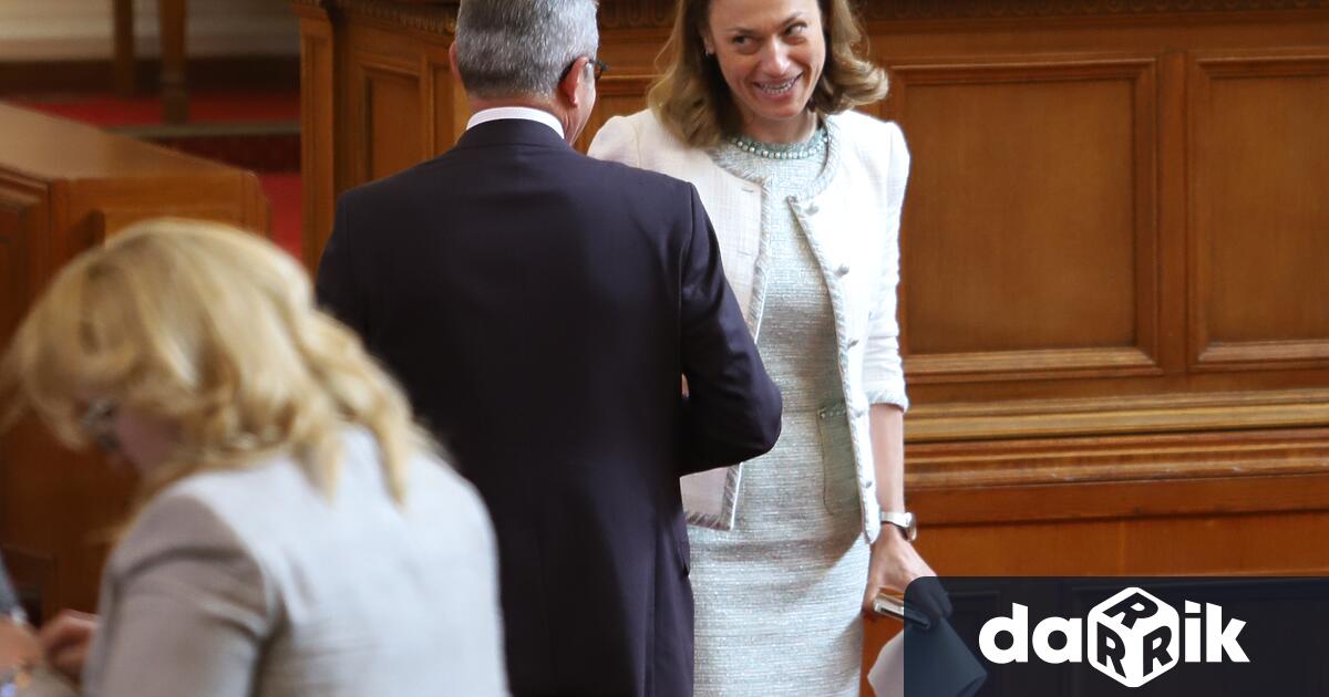 Бившият председател на Народното събрание Ива Митева се разделя с