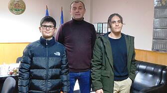 Две момчета получиха благодарност от полицията в Силистра за достойна