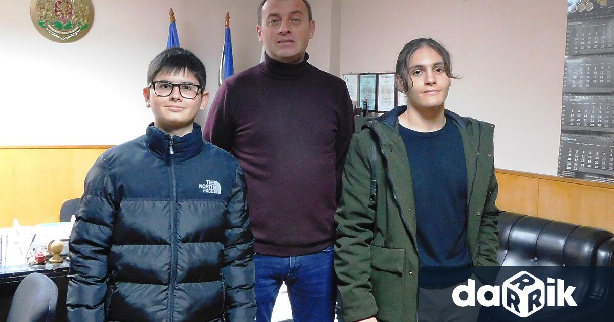 Две момчета получиха благодарност от полицията в Силистра за достойна