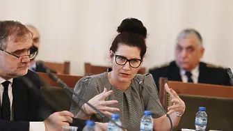Калина Константинова се надява БСП да размисли за хартиената бюлетина