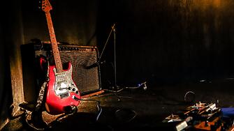 Счупена китара принадлежала на бившия фронтмен на Nirvana Кърт Кобейн
