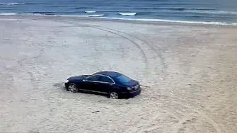 Българин паркира на плаж в Полша, глобиха го (видео)