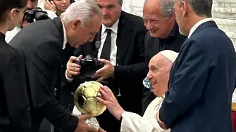 Христо Стоичков подари „Златната топка“ на папата