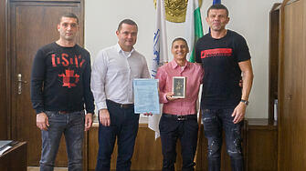 Кметът Пенчо Милков награди европейската шампионка по бокс в категория