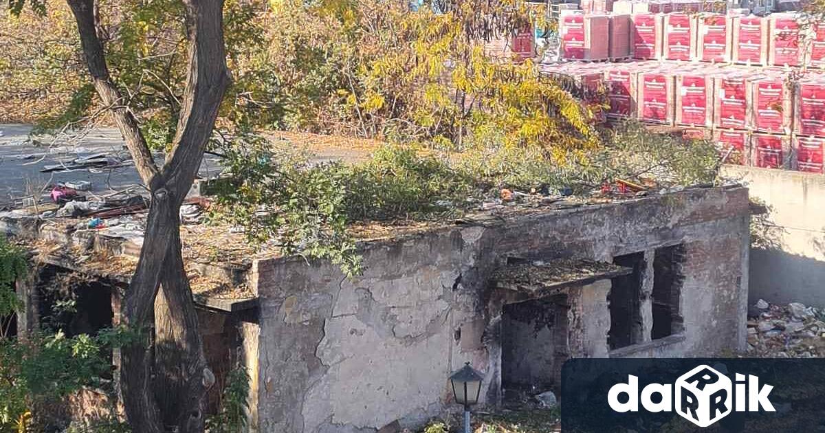 Стара общинска постройка, преливаща от боклуци, превърнала се в сборище