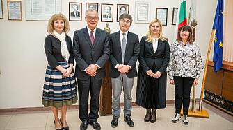 Съветникът на Посолството на Япония г н Митсухико Шиномия и консулът