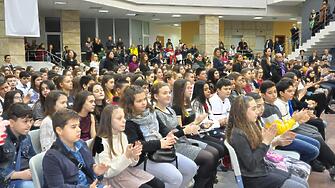 Община Бургас подновява кампанията за престижната награда Ученик на годината Тя