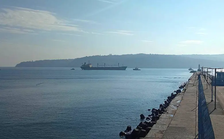 Корабът „Царевна“ вече е във Варна (СНИМКИ)