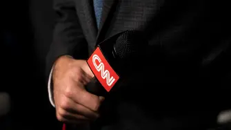 Водещите на CNN бяха помолени да намалят употребата на алкохол в ефир по празниците
