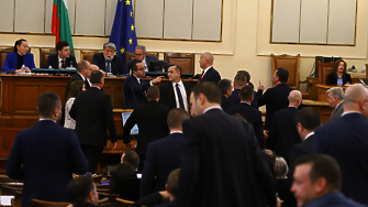 Председателят на парламента Вежди Рашидов даде 15 минутна почивка след като