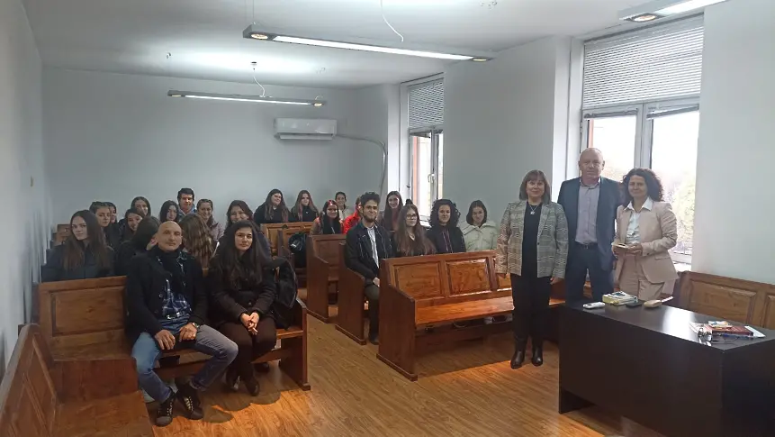 Ученици от две сливенски гимназии гостуваха на държавното обвинение в града