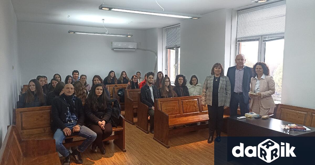 Ученици от 9-ти и 11-ти клас в ПГПЗЕ Захари Стоянов“