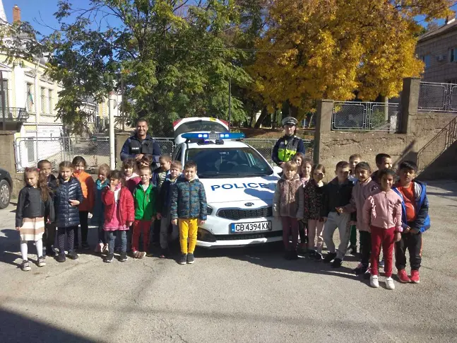 Полицаи от РУ-Тутракан представиха професията си пред ученици от местно училище