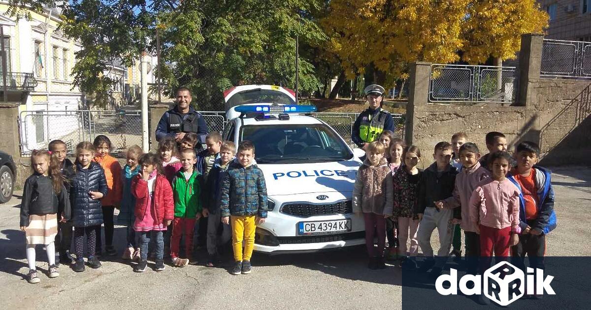 Служители на РУ-Тутракан представиха професията полицай“ пред учениците от 1.а